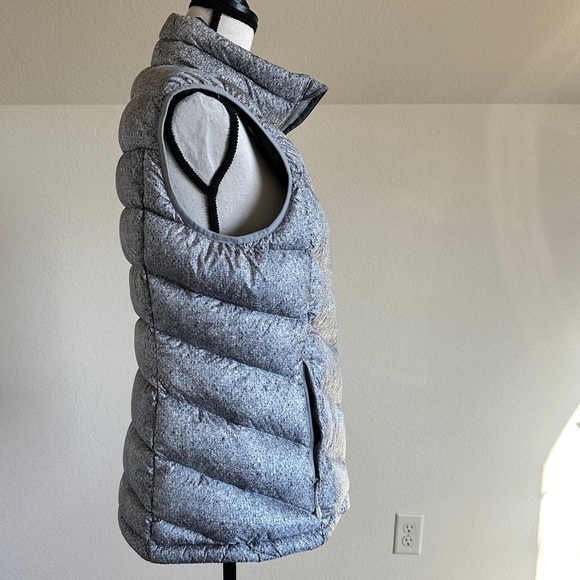 Women’s Mountain Hardware Q shield 650 down quilted puffer vest. Gray size large - Picture 2 of 12